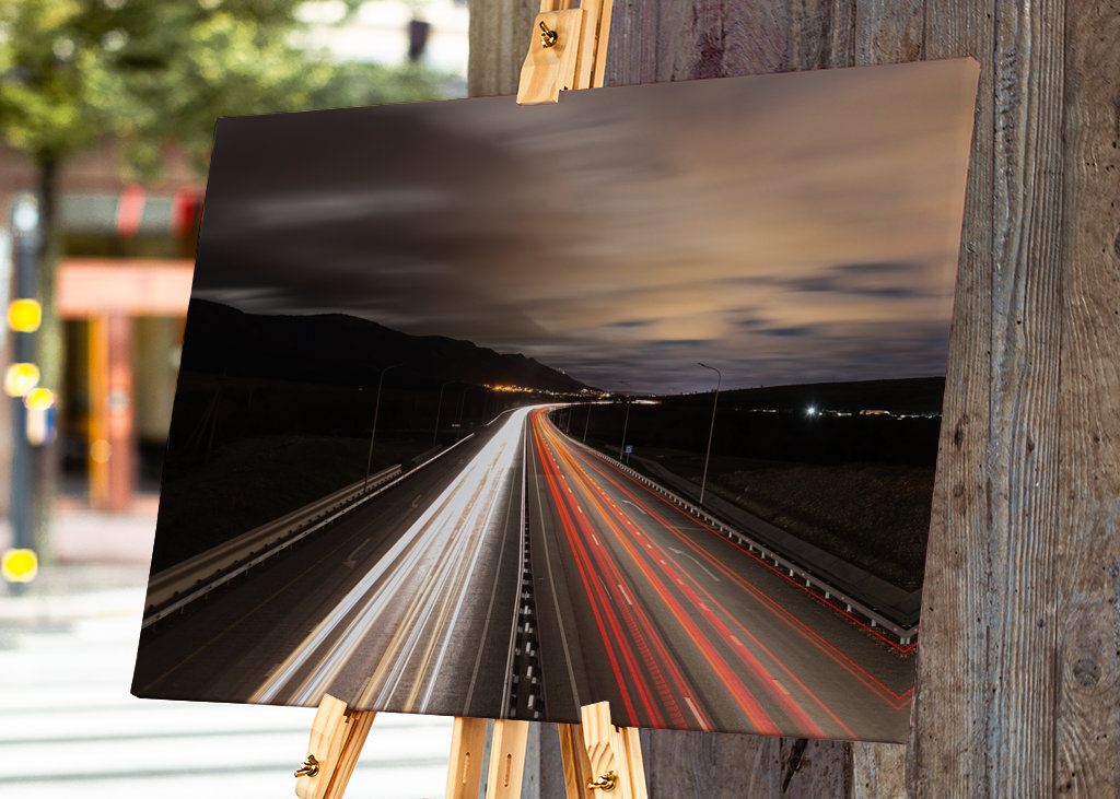 Lumières de voiture sur la mer et haute