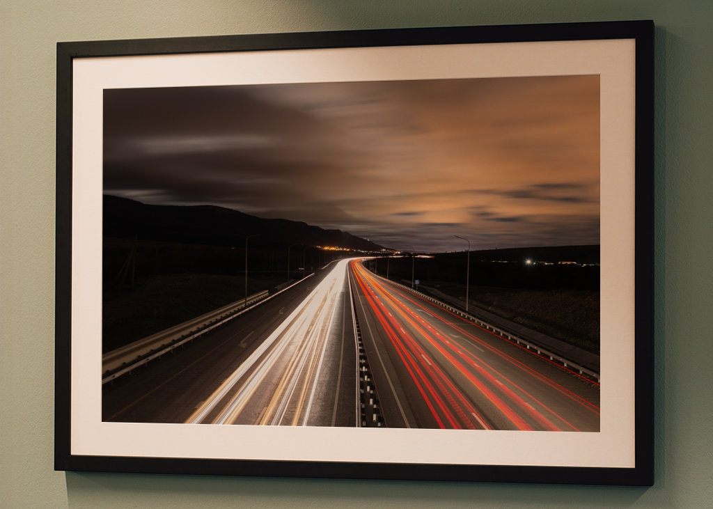 Lumières de voiture sur la mer et haute