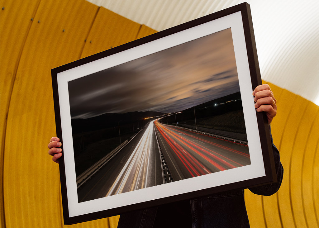 Lumières de voiture sur la mer et haute