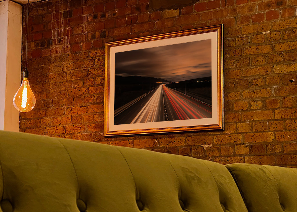 Lumières de voiture sur la mer et haute