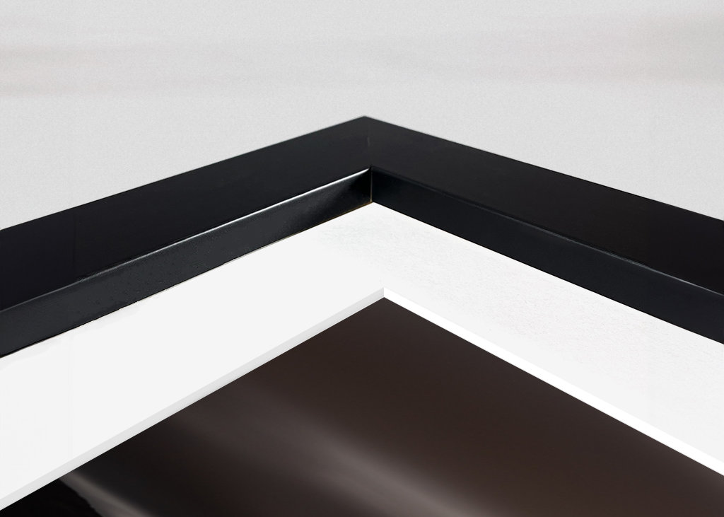 Lumières de voiture sur la mer et haute