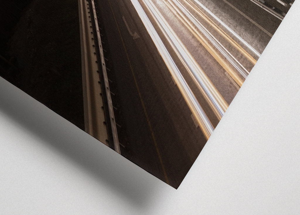 Lumières de voiture sur la mer et haute