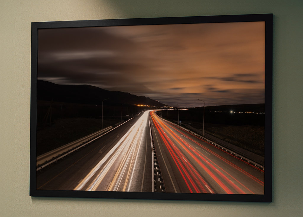 Lumières de voiture sur la mer et haute