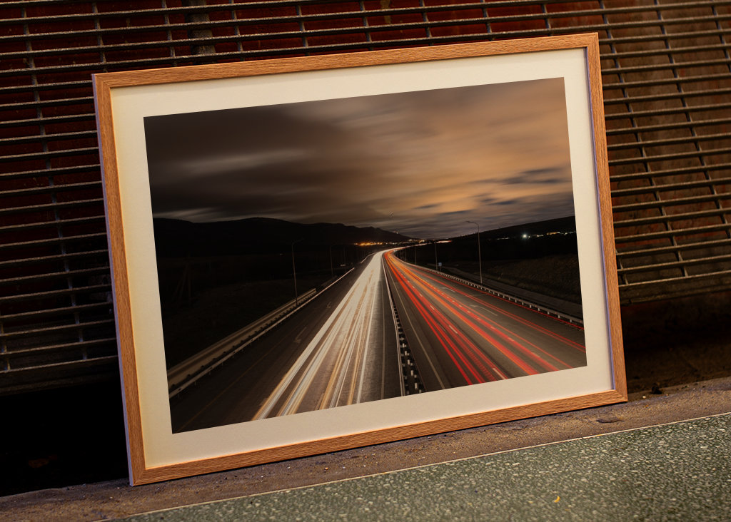 Lumières de voiture sur la mer et haute