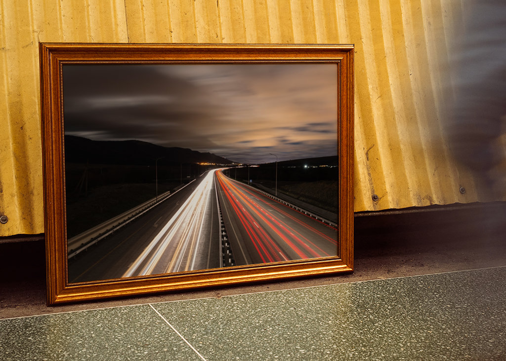 Lumières de voiture sur la mer et haute