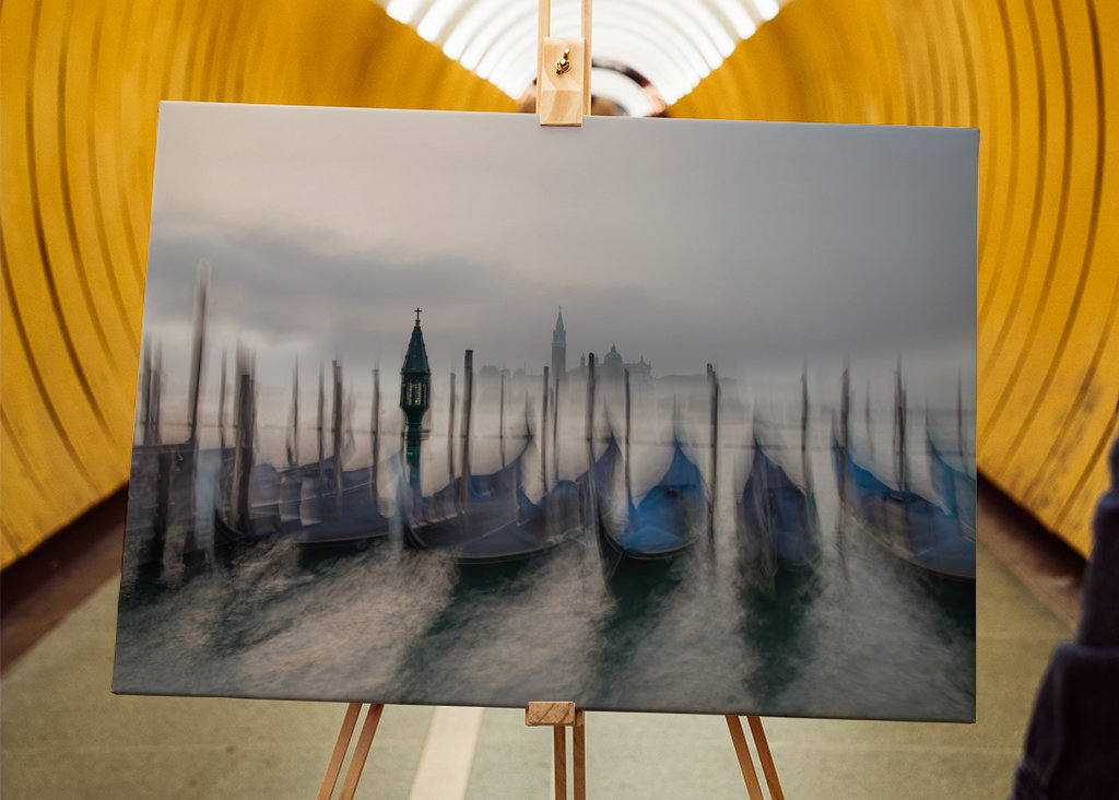 Velencei gondolák a reggeli ködben