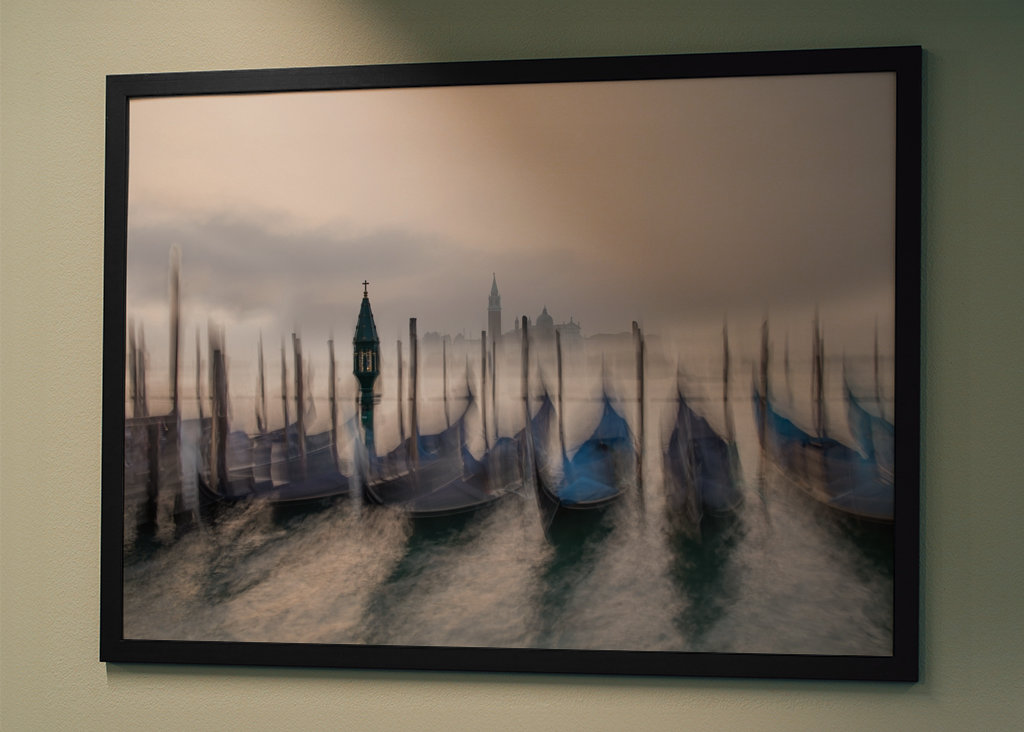 Velencei gondolák a reggeli ködben