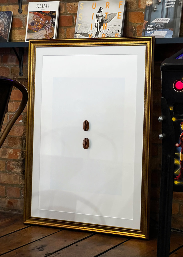 Kávová zrna na bílém pozadí 2