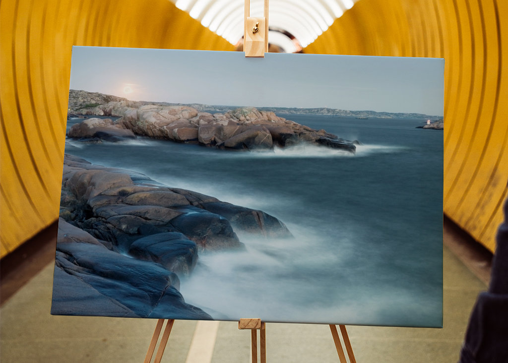 Měsíc, skály, moře