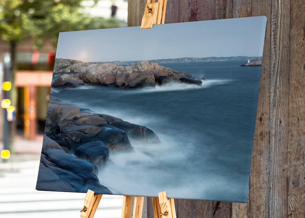 Měsíc, skály, moře