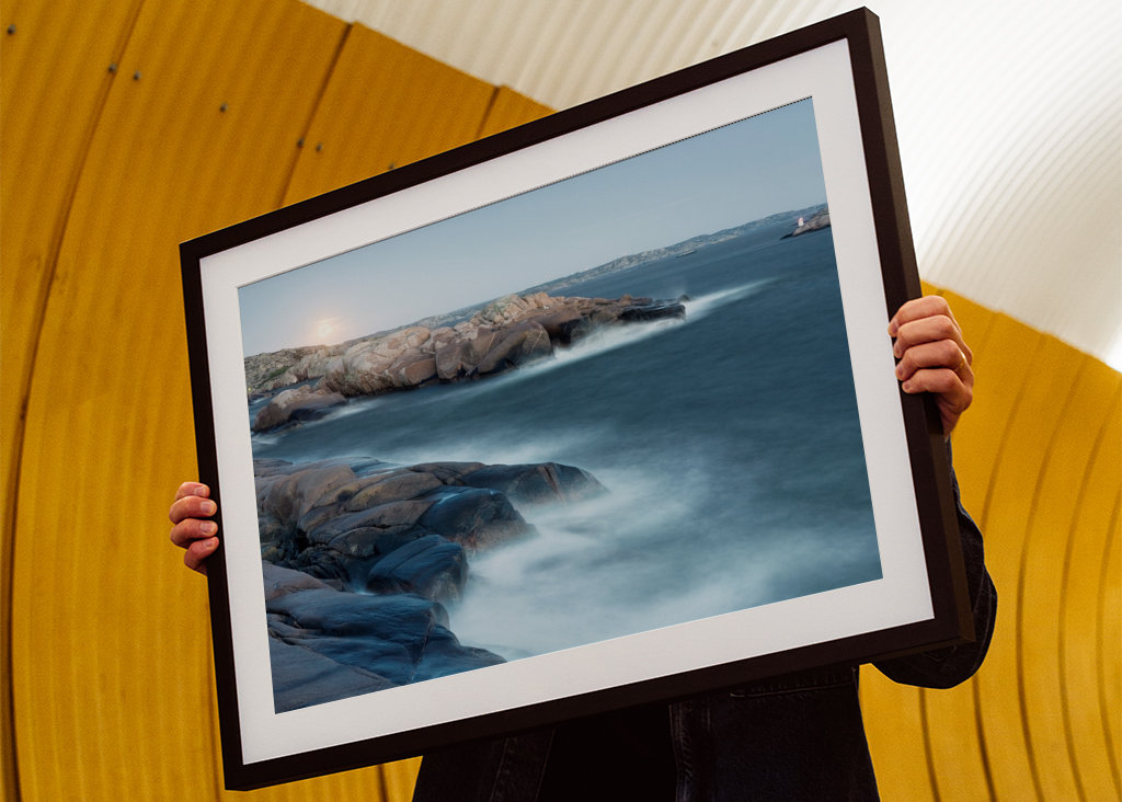 Měsíc, skály, moře