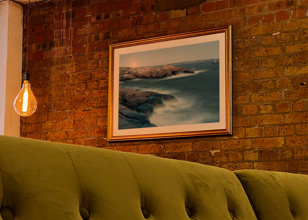 Měsíc, skály, moře