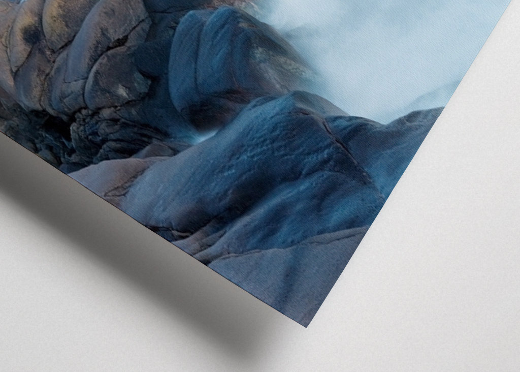 Měsíc, skály, moře