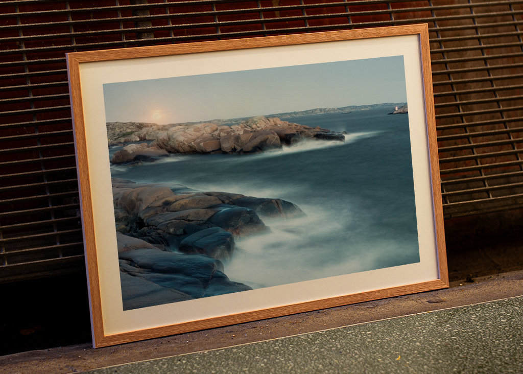 Měsíc, skály, moře