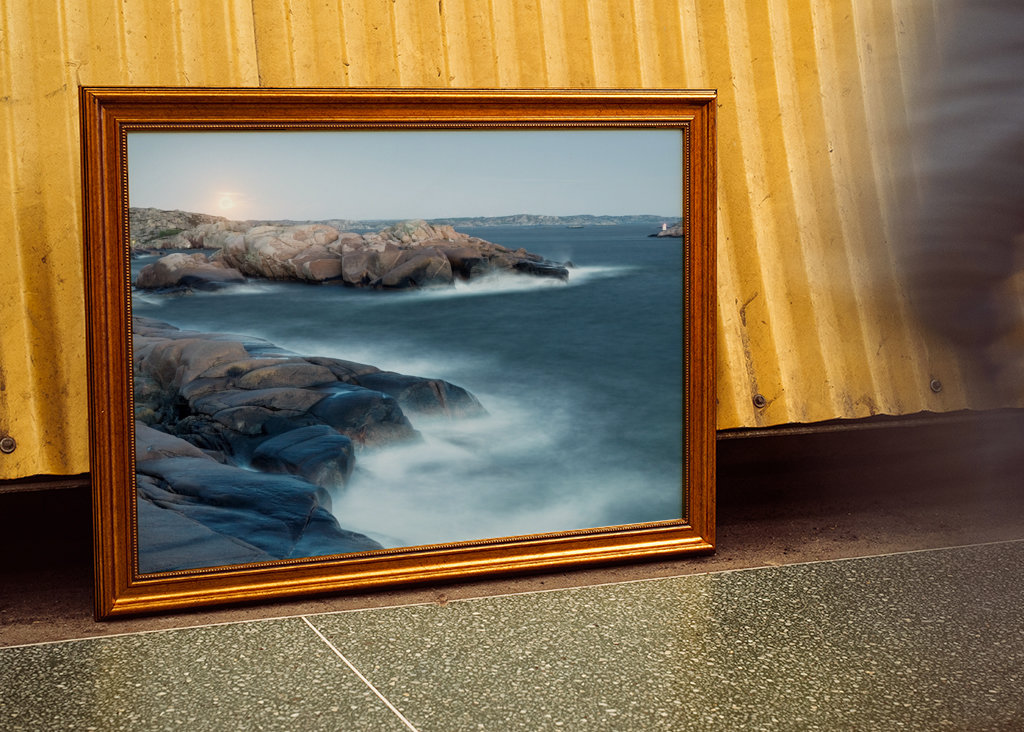 Měsíc, skály, moře