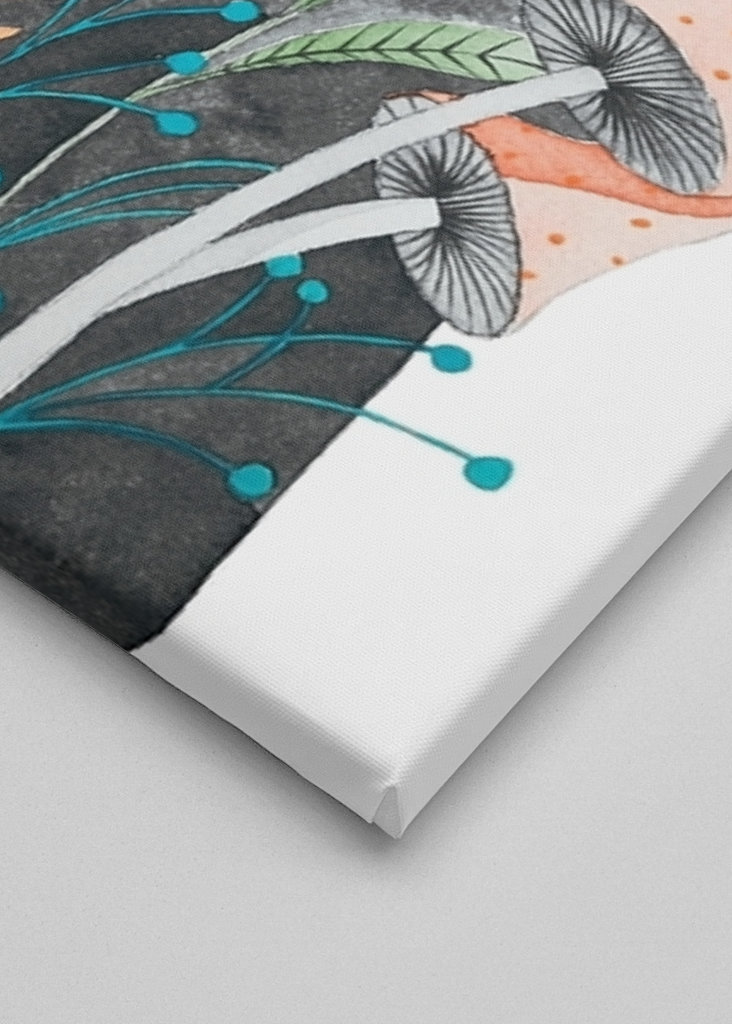 šedá kočka s rostlinami