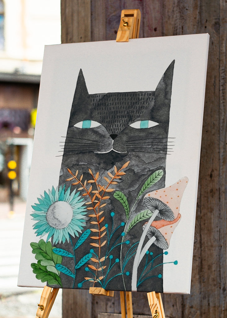 šedá kočka s rostlinami