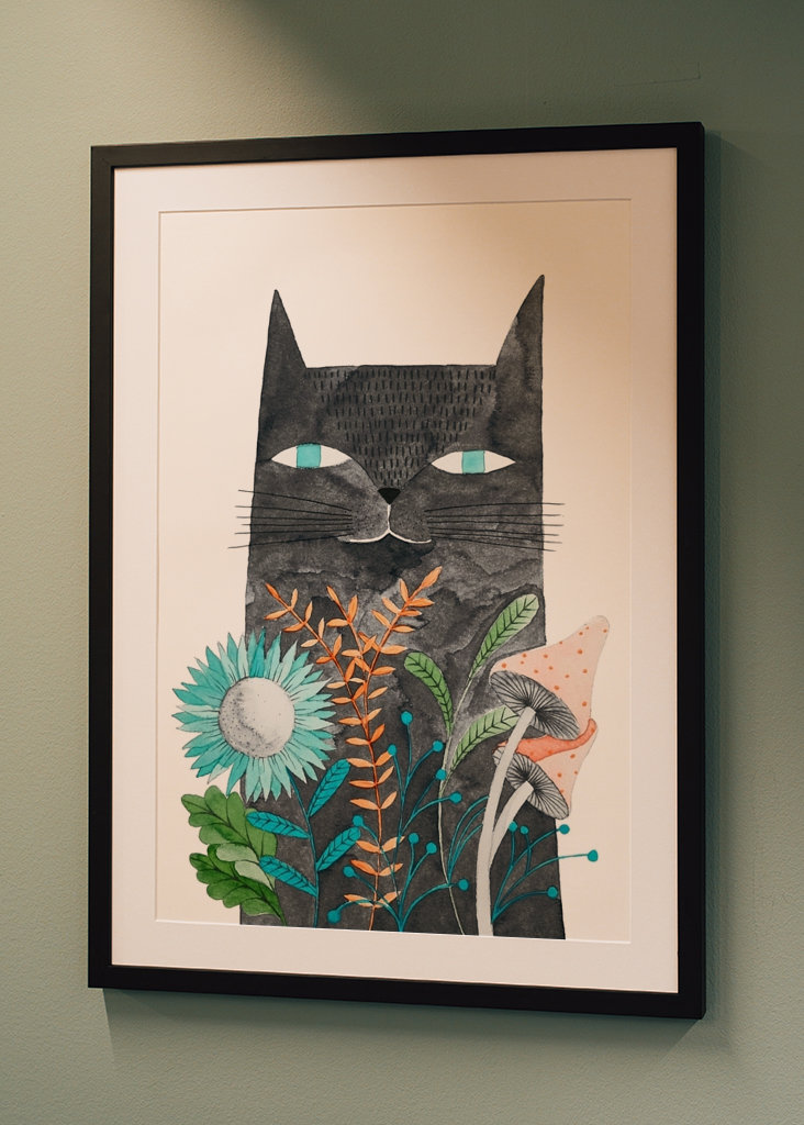 šedá kočka s rostlinami