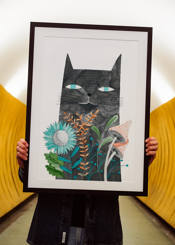 šedá kočka s rostlinami