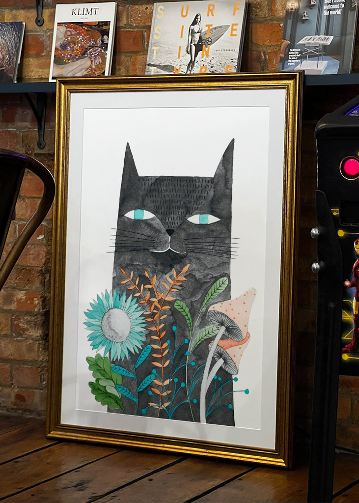 šedá kočka s rostlinami