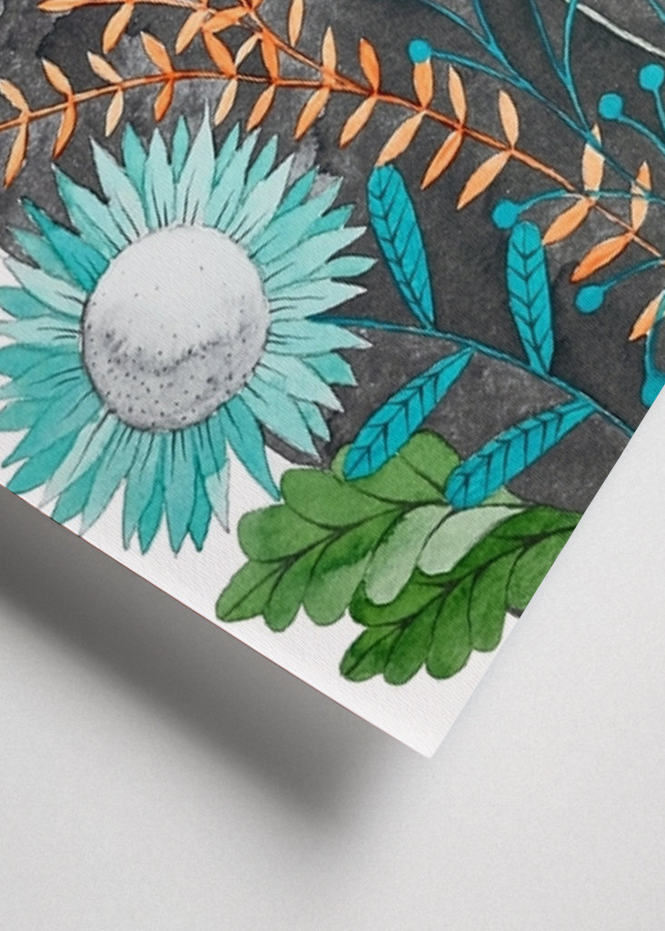 šedá kočka s rostlinami