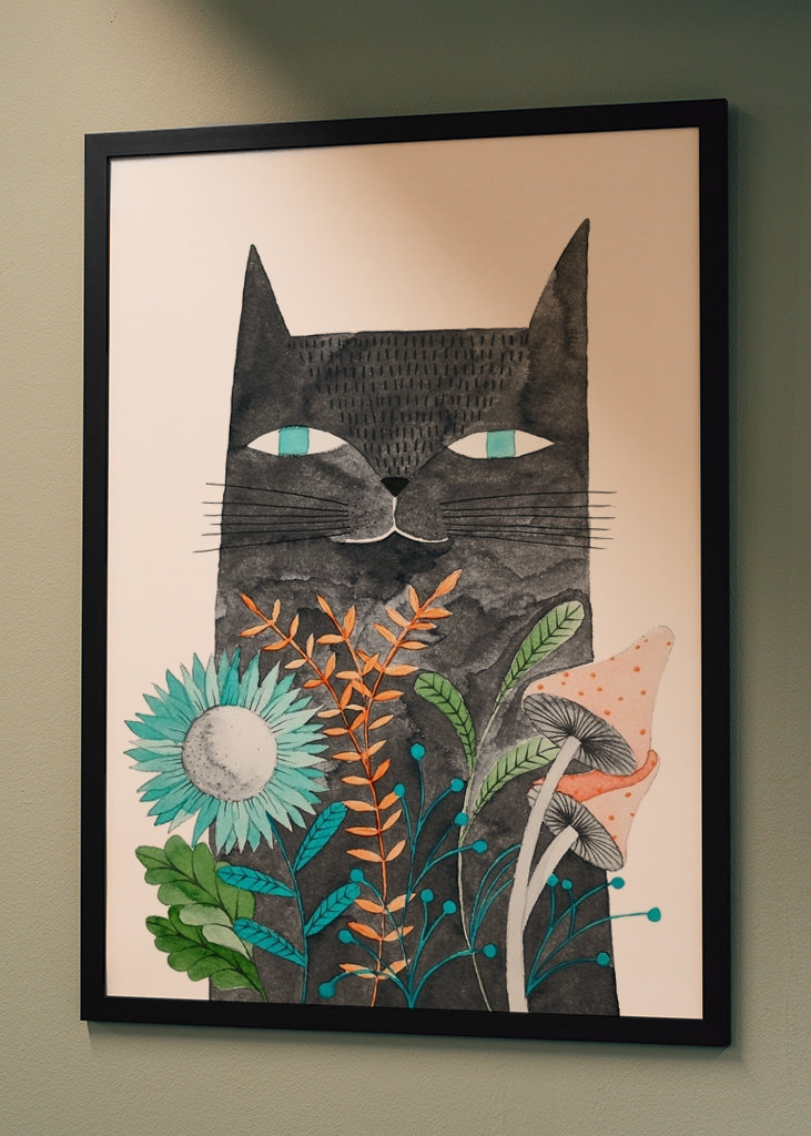 šedá kočka s rostlinami