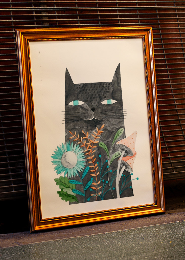 šedá kočka s rostlinami