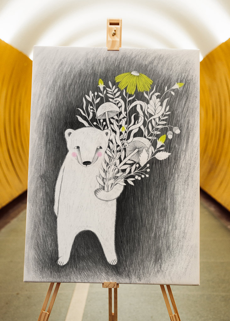 Eisbär mit gelben Blüten