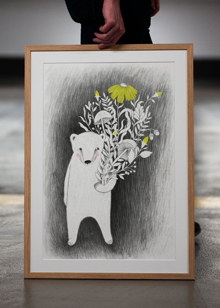 Eisbär mit gelben Blüten