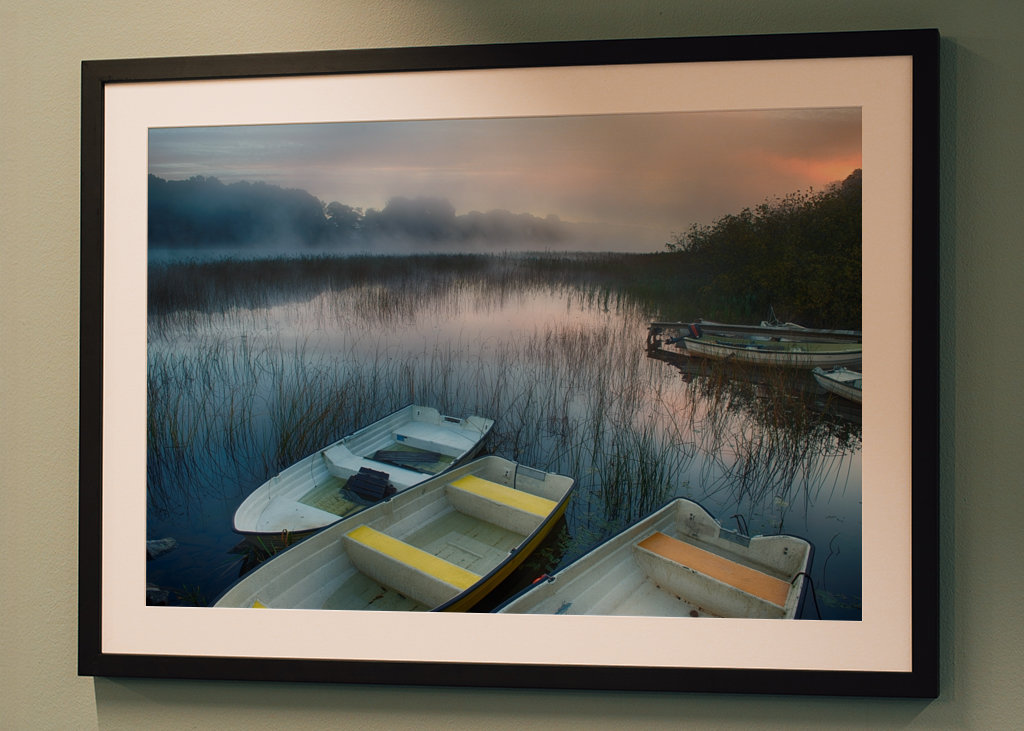 Bateaux à rames au lever du soleil