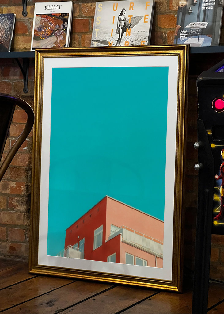 Rotes Haus gegen blauen Himmel