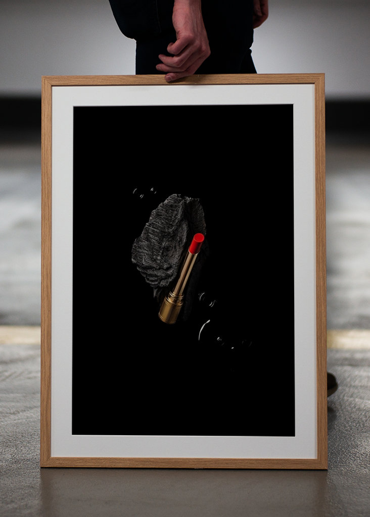 Punainen huulipuna hiilellä