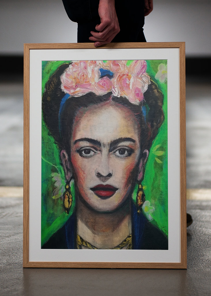 Frida Kahlo mit Blumen