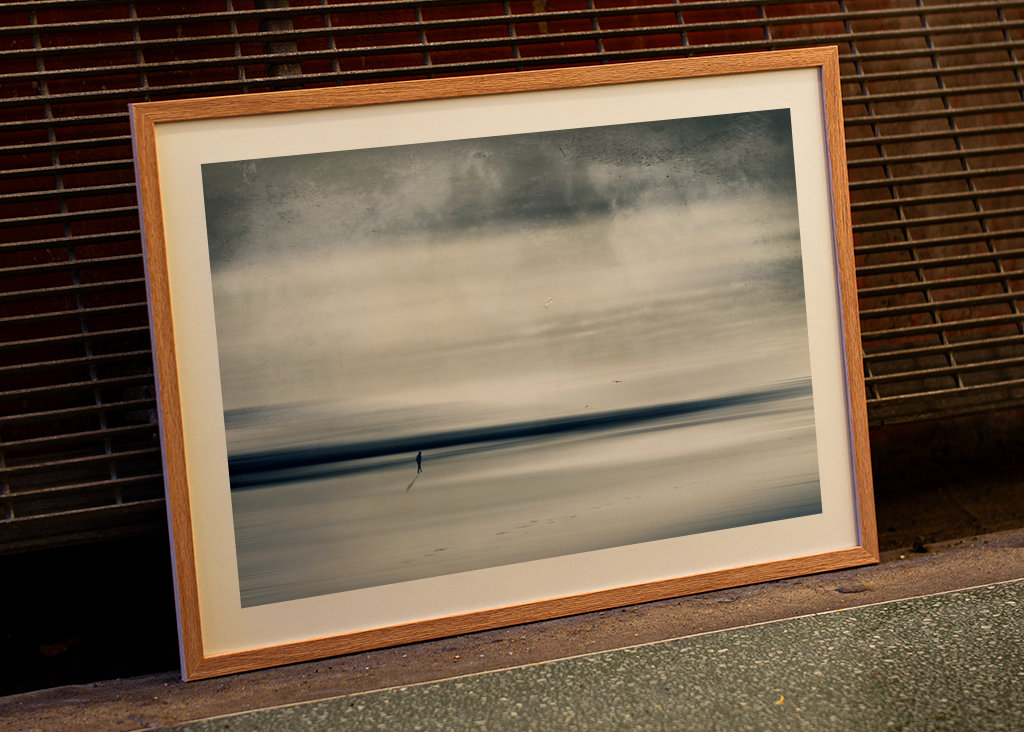 Ensom turgåer på stranden