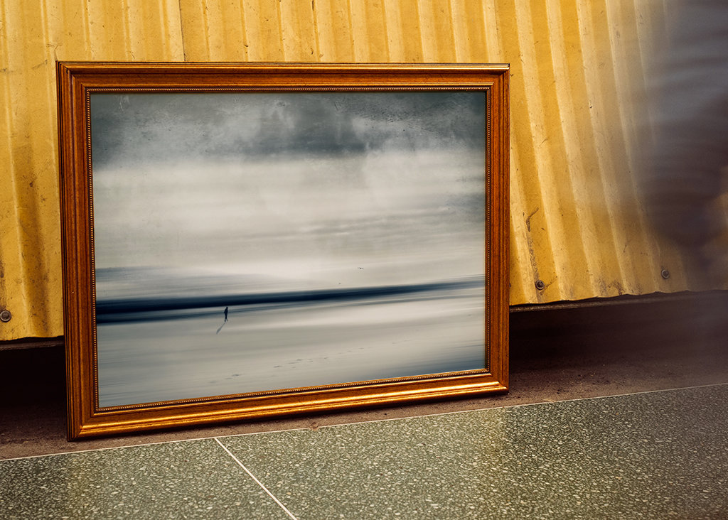 Ensom turgåer på stranden