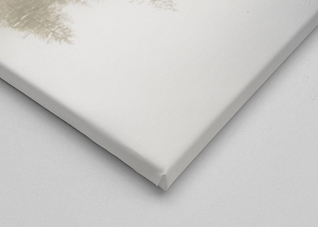 Morgennebel an einem Bergsee