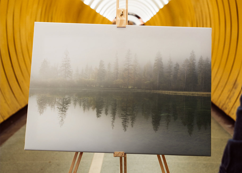 Morgennebel an einem Bergsee