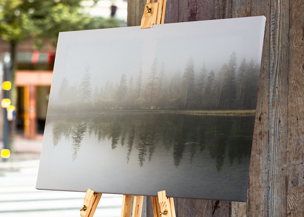 Morgennebel an einem Bergsee