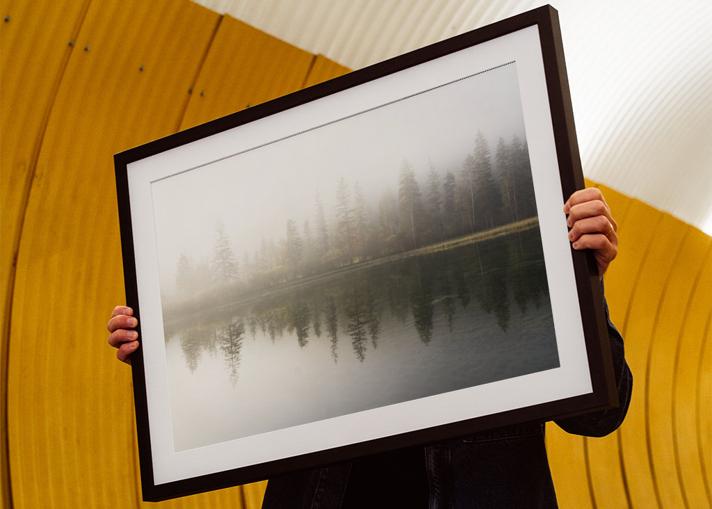 Morgennebel an einem Bergsee