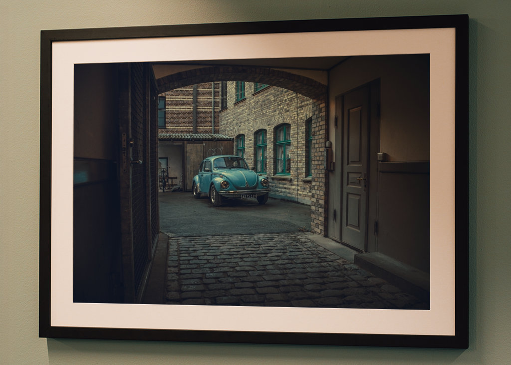 Retro-Volkswagen durch das Tor