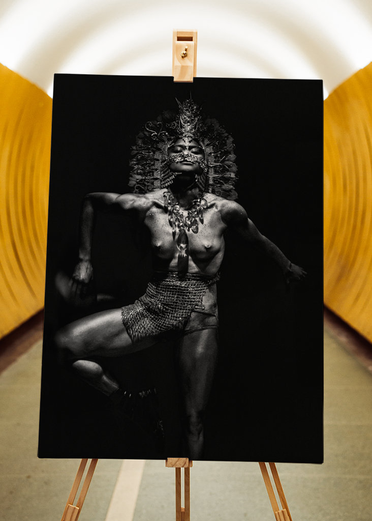 Body paint dancer in Silver