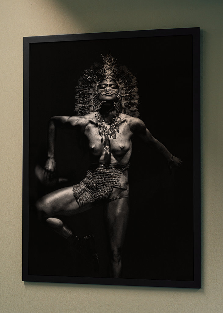 Body paint dancer in Silver