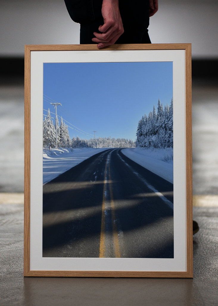 Una strada di campagna in inverno