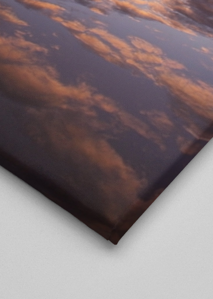 Auringonlasku järvellä