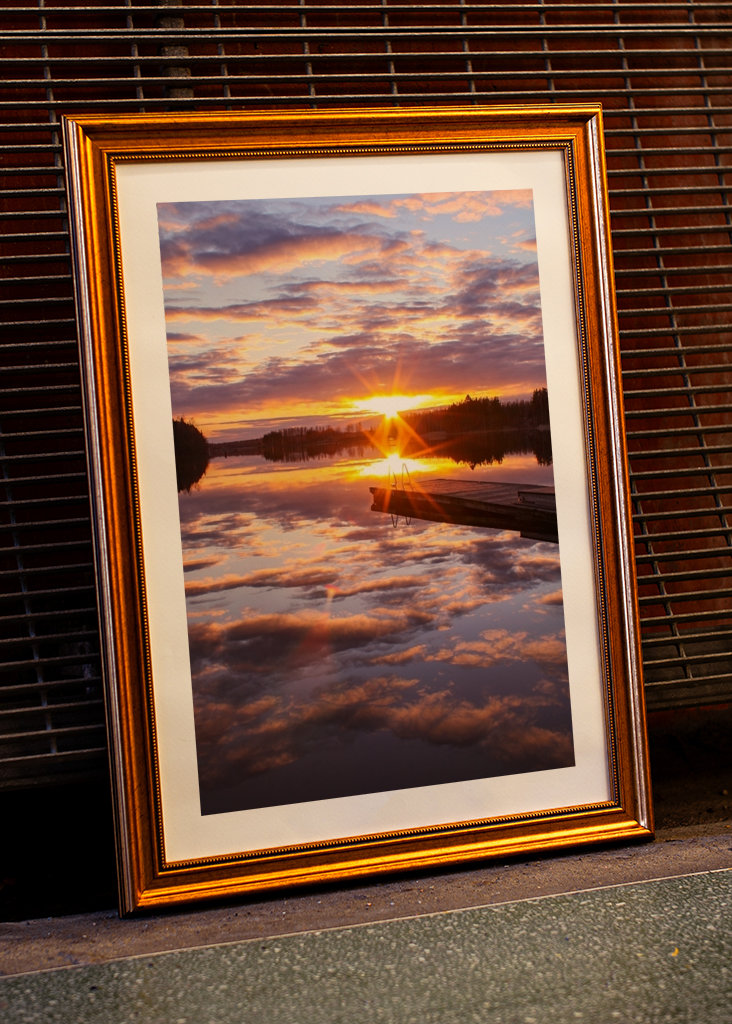 Auringonlasku järvellä