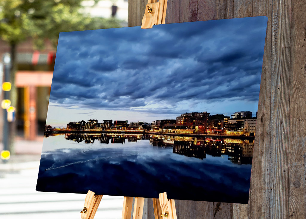 Cidade de Jönköping, noite nublada