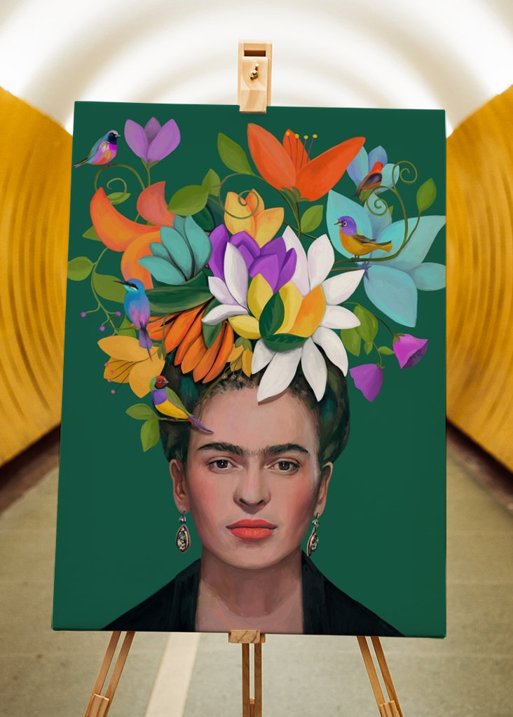 Kvinde med blomster og fugle