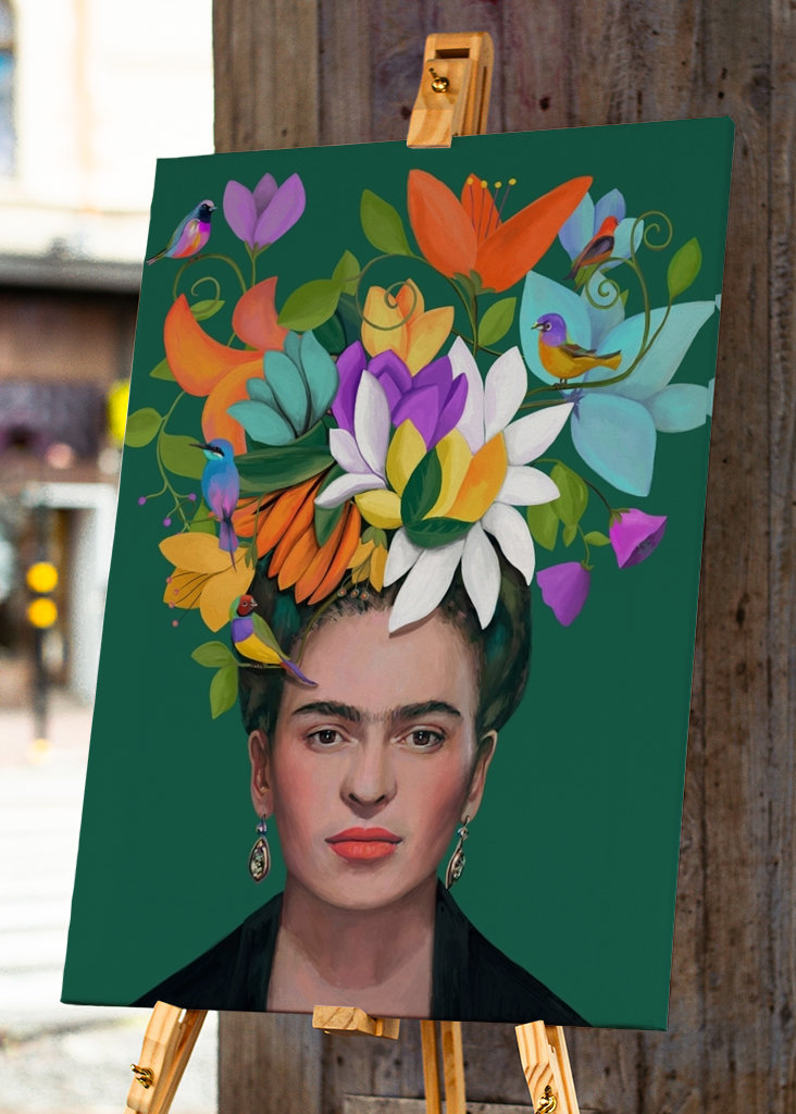 Kvinde med blomster og fugle