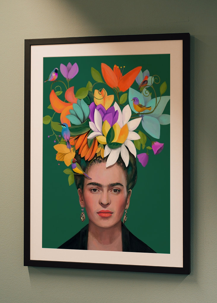 Kvinde med blomster og fugle