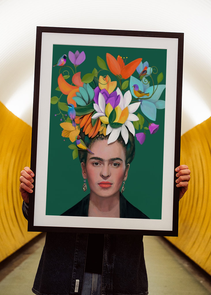 Kvinde med blomster og fugle